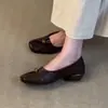 Sapatos femininos slip-on retrô Chuyuji de nicho no estilo old money com fivela de metal e salto baixo para o trajeto