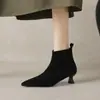 Elegantes botines de tacón de aguja estilo francés que hacen que tus pies parezcan más pequeños, con punta fina y un tacón corto, caña corta tipo gamuza, que se asemejan a un estilo de botín sin caña.