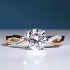 Hermoso y elegante anillo de dos tonos (oro rosa y platino) con microincrustaciones de circonita, imitación de moissanita, brazo retorcido, artículo genuino, anillo de cuatro garras