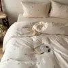 Juego de ropa de cama suave de gasa lavada de doble capa 100% algodón, fresco y simple, para dormir desnudo, juego de cuatro piezas con bordado floral para niñas