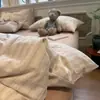 2026 Nuevo Conjunto Sencillo de Cuatro Piezas Rayado Estilo Japonés Funda Nórdica Amigable con la Piel Sábana Bajera Juego de Cama para Dormitorio de Estudiante Juego de Tres Piezas Sábana Ajustable