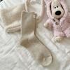Etiqueta de tela de huevo coreana calcetines de lana para mujer calcetines de media pantorrilla otoño e invierno engrosados cálidos grises nicho calcetines de montón pegajoso