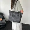 Bolso de hombro de verano 2026 nuevo, elegante y texturizado, gran capacidad, diseño simple, adecuado para ir al trabajo y uso casual