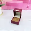 Caja de Joyería de Cuero PU en Ángulo Recto Etiqueta Dorada con Bordes Gruesos para Anillos, Collares, Pulseras y Empaque de Joyería de Moda
