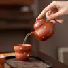 Tetera de Gama Alta Estilo Chino para Uso Doméstico con Filtro de Agujeros Redondos, Hecha de Arcilla Zhu Ni con Puntos Ondulados, Adecuada para Té Kung Fu