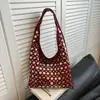 Bolsa Personalizada Estilo Coreano, Novo Modelo de Primavera, Bolsa Saco com Rebites de Grande Capacidade, Simples e Casual, Aparência Premium, Bolsa de Ombro Estilosa