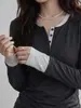 Top base de manga comprida com patchwork de cores contrastantes e design moderno, estilo duas peças falsas, para mulheres, primavera/outono, gola Henley, caimento justo, para o trabalho, versátil, camiseta