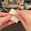 Organizador de joyas simple y portátil con compartimentos, una pequeña caja de almacenamiento para anillos y una práctica bolsa de viaje para pendientes y otras joyas