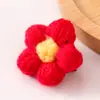 Broche de flor roja pequeña para mujer, lindo pin de flor de lana tejida japonesa, decoración para ropa, bolsa, suéter, corsage decorativo, venta al por mayor