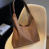 Bolsa de grande capacidade Bolsa feminina 2024 Novo estilo de couro macio nas axilas Bolsa de ombro Mãe e mãe Bolsa de trabalho