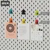 El tablero perforado de metal engrosado de IKEA se puede fijar magnéticamente a la pared, sirviendo como un estante de almacenamiento sin borde y se puede fijar magnéticamente