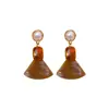 Pendientes de Perla en Forma de Abanico Color Café de Acrílico para Mujer, Gama Alta, Lujo Ligero, Nicho, Únicos, Elegantes, Exagerados, Pendientes que Adelgazan el Rostro