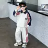 Ropa Infantil de Comercio Exterior para Otoño 2026, Conjunto de Dos Piezas a la Moda Estilo Urbano con Tirantes para Niños Pequeños, Bordado