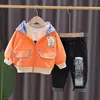 Ropa Nueva para Niños Primavera 2026 Conjunto de Tres Piezas con Capucha de Cabeza de Oso Mangas Largas Estilo Coreano Moda para Hombres y Mujeres Traje de Mangas Largas