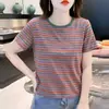 Camiseta Listrada Arco-Íris com Ombro Reto para Mulheres, Novo Estilo de Verão, Caimento Solto, Blusa de Manga Curta com Gola Redonda para Mães