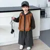 Conjunto de Primavera y Otoño para Niños 2026 Nuevo Conjunto de Bebé de Moda: Chaleco de Cuero Fresco, Sudadera, Conjunto de Tres Piezas, Atuendo Elegante de Otoño para Pequeños Caballeros
