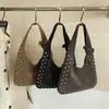 Bolso de gamuza para mujer transfronterizo 2025 nueva moda personalizado con tachuelas estilo motero versátil bolsa tipo empanada bolso de hombro para debajo del brazo