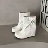 Botines cortos de moda con hebilla para mujer, que aumentan la altura y estilizan, Otoño 2026, nuevo estilo plisado suave, versión coreana, caídos, para el trabajo, de media pantorrilla