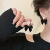 Pendientes Únicos de Terciopelo con Perla en Forma de C de Doble Capa para Mujer, Nuevos Pendientes de Nicho Otoño e Invierno, Lujo Accesible, Pendientes de Alta Gama y Elegantes