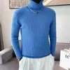 Suéter de tricô de gola alta para homens e mulheres, corte justo, design listrado de luxo leve, camada interna quente para outono e inverno, camisa base casual e versátil