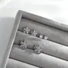 2026 Nuevo Modelo Set de Tres Pares de Aretes de Una Tarjeta, No Necesitan Quitarse al Dormir, Aretes Pequeños de Margarita, Aretes para Estudiantes