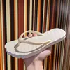 Chanclas 2026 nuevas sandalias de dedo coloridas para verano uso en casa, pantuflas frescas para pareja
