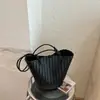 Bolso de textura tejida para mujer 2026 nuevo estilo verano retro cesta de verduras tipo cubo bolso de hombro único bolso tote de gran capacidad