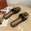 Chinelos Femininos de Verão para Exterior, Meio Cobertos, Novo Estilo de Verão 2025, Mules Femininos de Bico Quadrado Baixo, Sapatos Slip-On da Moda