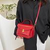 Bolso cuadrado pequeño y elegante, portátil, para primavera y verano de 2025, nuevo bolso de hombro de moda de nicho, bolso cruzado informal para mujer.
