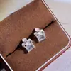 Brincos de Quadrado de Diamante Trevo de Quatro Folhas de Luxo Leve, Design da Moda Nicho de Alto Padrão Versátil para o Dia a Dia, Brincos Elegantes e Simples para Mulheres