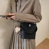 Bolsas de Luxo para Mulheres 2026 Nova Tendência Moda Primavera Versátil Bolsa de Ombro para Trabalho e Deslocamento Bolsa Transversal Estilo Balde