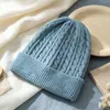 Gorro de tricô de inverno europeu e americano transfronteiriço para mulheres, forrado com fleece e espessado para aquecimento, gorro versátil para atividades ao ar livre para adultos