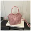 Exquisito y moderno bolso de cubo de mano, nuevo bolso cruzado versátil de moda 2026 para mujer, bolso tote pequeño de alta gama para salir