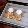 Brincos Redondos Vazados Banhados a Ouro 18K Real com Pino de Prata, Brincos de Botão com Temperamento Fashion de Luxo Leve, Brincos Únicos Versáteis, Estilo de Nicho