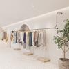 Estante de Exhibición para Tienda de Ropa Colgante de Pared Colgante Lateral Estante Personalizado Perchas de Pared para Hombre y Mujer Estante de Acero Inoxidable Plateado