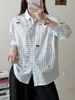 Nova camisa xadrez com estampa bordada fofa estilo retrô japonês de outono, camisa casual solta e versátil para atacado