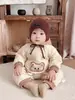 Mameluco acolchado con capucha estilo coreano para bebé con aplicación de oso, conjunto de algodón de invierno para recién nacido, traje para gatear para salidas de bebé