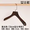 Tienda de ropa vintage colgador al por mayor antideslizante soporte para ropa de mujer perchero para colgar ropa de niños perchero para colgar ropa percha de madera de alta calidad con flocado