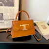 Otoño 2026 Nuevo Bolso Cuadrado Pequeño de Moda Retro Elegante de Gama Alta Bolso Versátil de Moda para Mujer Bolso para Mujer al por Mayor