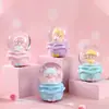 Bola de Cristal de Escritorio Iluminada Mini de Dibujos Animados Más Vendida con Copos de Nieve de Manivela y Conejito Lindo, un Regalo Sorpresa para Estudiantes
