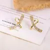 Aretes de Zirconia con Forma de Lazo Electrochapados en Oro Real Aretes con Diseño Calado Lujo Accesible Francés Aretes Simples Dulces de Nicho