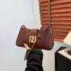 2025 Nova Moda Cor Sólida Nicho Francês Casual Baguette Bolsa de Ombro de Braço Bolsa de Mão Feminina Bolsa Tiracolo Elegante