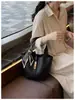 Bolsa de Mão com Padrão Lichia para Mulheres 2026 Novo Modelo Bolsa Saco de Alta Qualidade com Decoração de Lenço de Seda Design de Nicho Estilo para o Dia a Dia