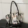 Bolsa de Lona Listrada Transfronteiriça para Mulheres, Grande Capacidade, Nova Bolsa de Ombro Cartoon Fofa Outono e Inverno 2026, Bolsa Tote para Estudantes Universitários