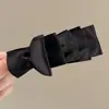 Pinza de plátano en forma de corazón Melard marrón, un accesorio para el cabello sofisticado y minimalista con un lazo y diseño floral
