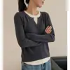 Camiseta de Lana Falsa de Doble Cuello con Bloques de Color Cálidos y Ligeros para Mujer, Diseño Otoño e Invierno con Mangas Largas Irregulares Adelgazantes.