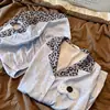 Sin Glee Estilo Coreano Casual Azul Estampado de Leopardo Seda de Hielo Pijama para Mujer Verano Agradable a la Piel Mangas Cortas Conjunto de Ropa para el Hogar
