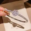 Pulseira Flor com Fecho Banhada a Ouro 18K Real com Zircônia Design Versátil de Nicho Pulseira Joias Leves de Luxo de Alta Qualidade para Mulheres