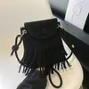 Venta al por mayor transfronteriza 2026 Modelo nuevo Retro europeo y americano Gamuza Borla Vintage Gran capacidad Cruzado al hombro Pequeño cuadrado Bolso para mujer