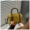Bolsa de camurça para mulheres, nova coleção outono/inverno 2026, design de nicho, bolsa transversal, acabamento fosco popular, bolsa tote retrô